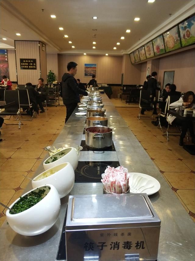 这是大厅的自助拌面,有十几样,看颜色还不错