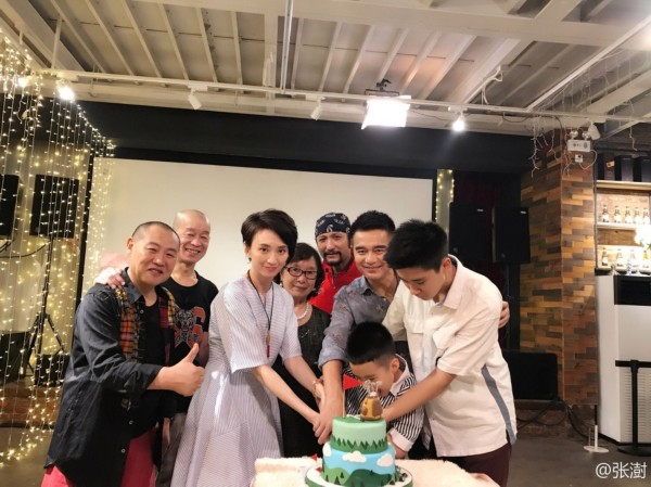 许亚军晒为小12岁妻子张澍庆生照(组图)
