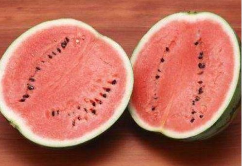 西瓜撒盐好吃吗 西瓜加盐有什么功效