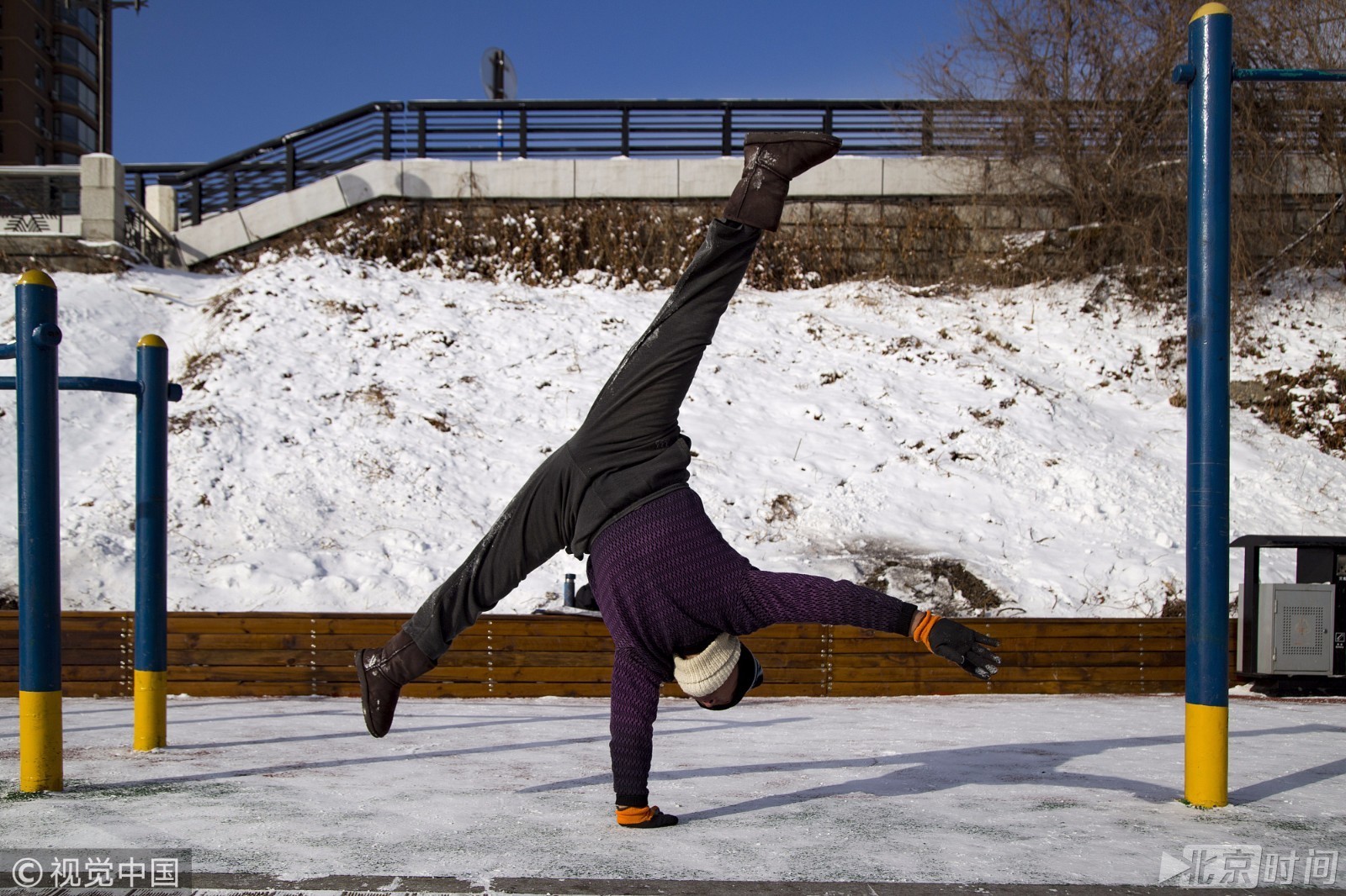 68岁老人双杠上大劈叉 高难动作媲美体操运动员