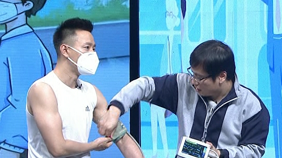 主持人邬晔纬亲身实验不戴口罩与戴口罩运动的区别