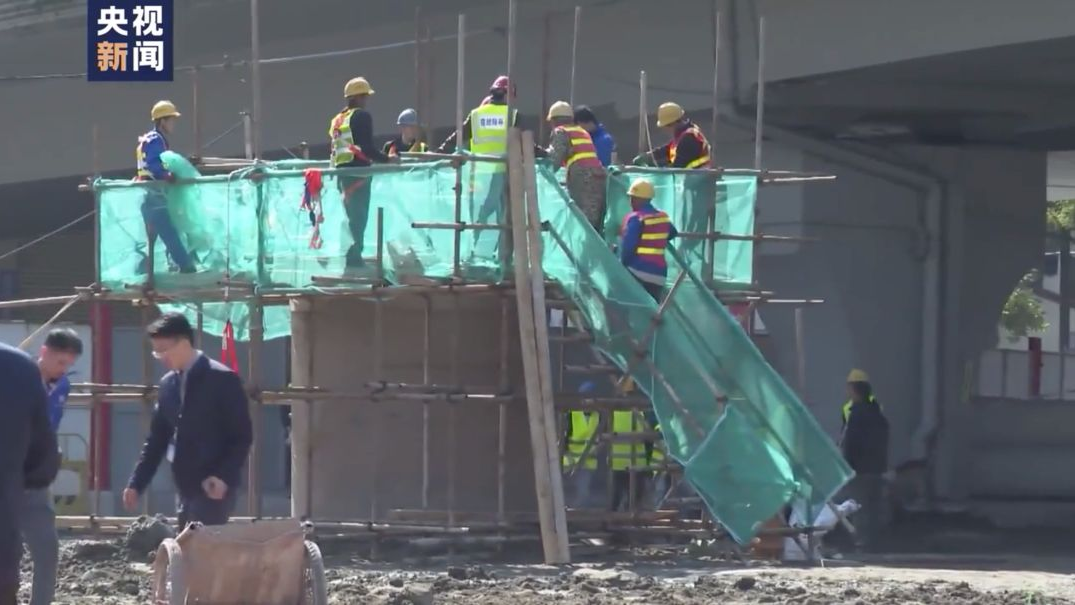 广州地面塌陷事故被困3人仍未找到 专家回应回填原因 广州地面塌陷事故被困3人仍未找到 专家回应回填原因