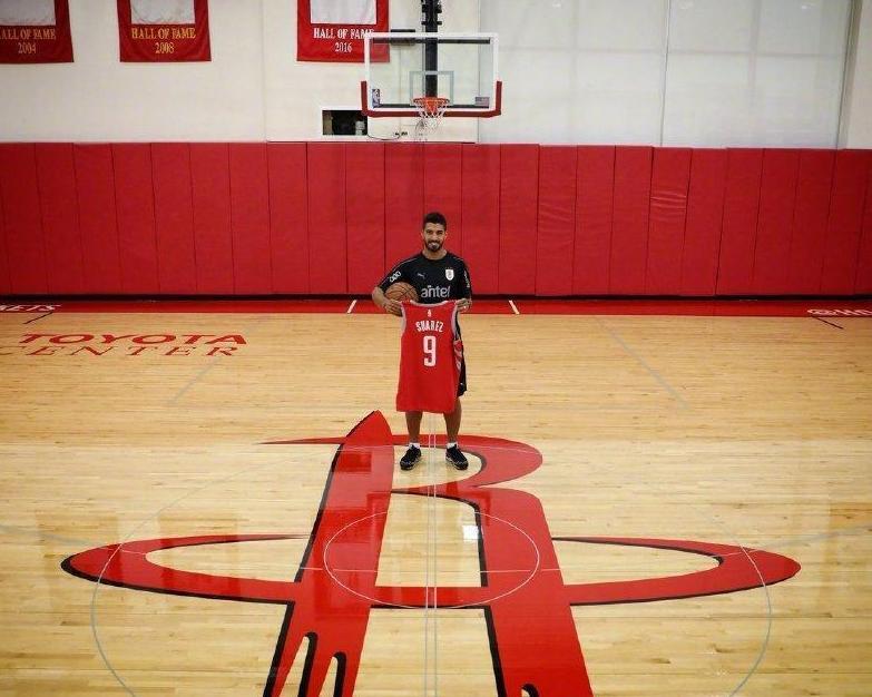 周琦今赴美, 火箭传来噩耗, 大魔王9号球衣易