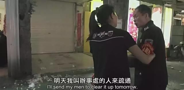 他赤手空拳打成夜市市长,小摊贩每年上交的管