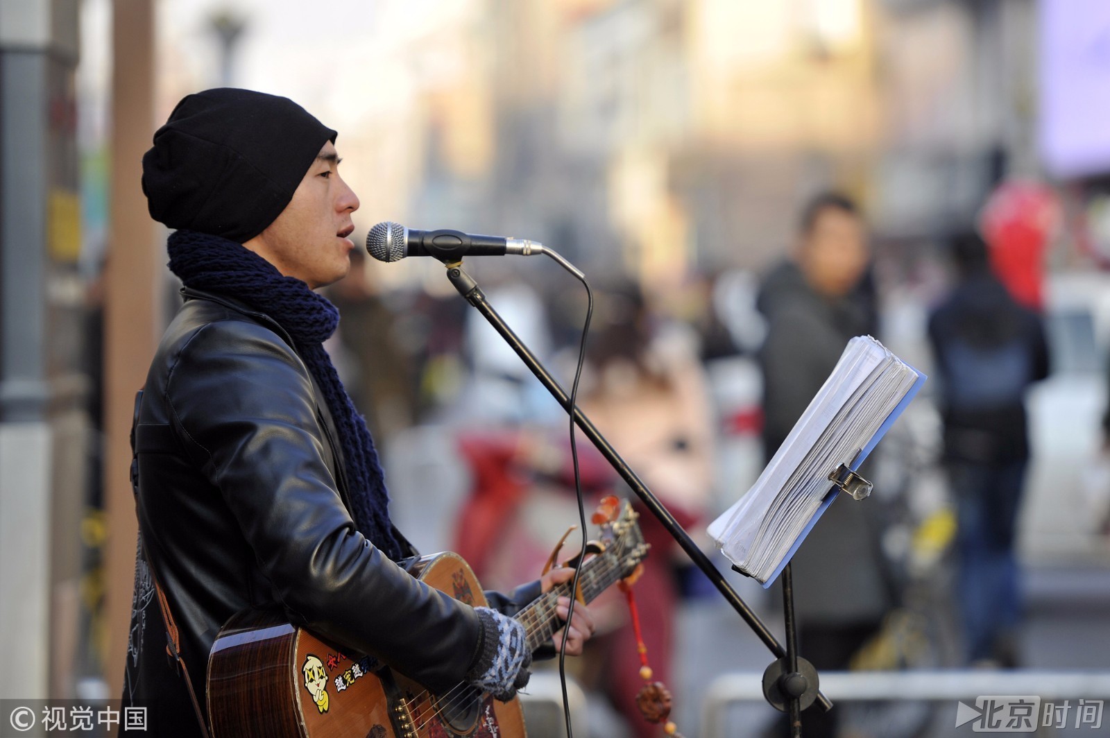 流浪歌手寻觅女友浪迹天涯 加上千微信无人愿