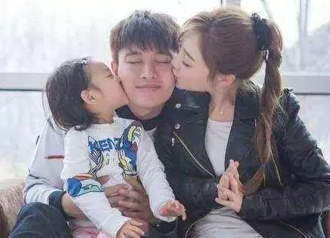 李小璐夜宿门之后, 贾乃亮跨年舞台上不看李小