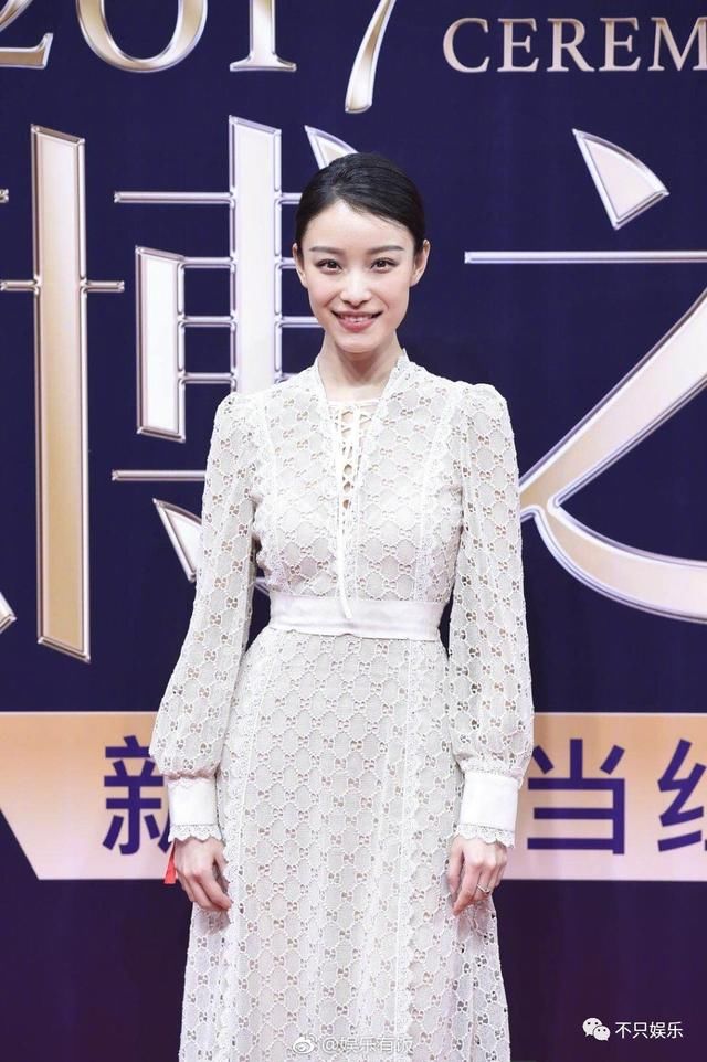 微博之夜红毯,关晓彤似大妈,穿丝袜的李宇春雷