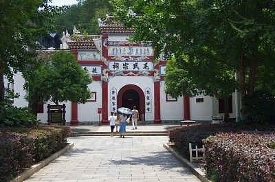 长沙:湖南韶山红色游火热 高温天气难挡热情游