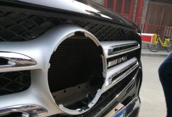 奔驰车主状告抖音,车标屡屡被盗,修理费近3千