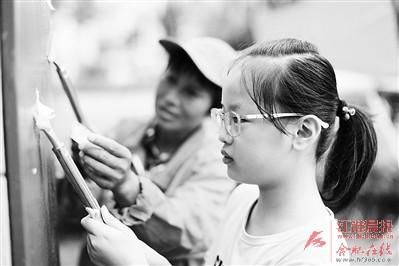 三伏天小学生换位体验环卫工人 体会他的不易