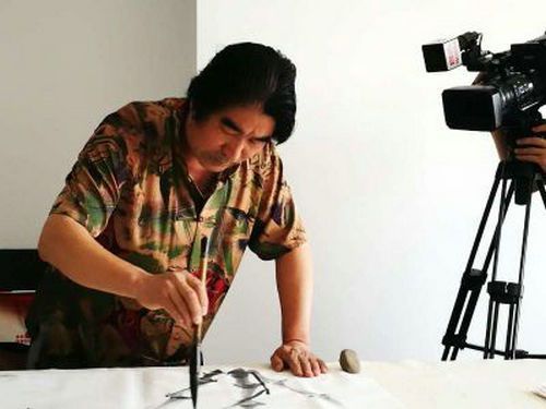 新疆昌吉电视台采访陕西大荔画家潘金阳先生