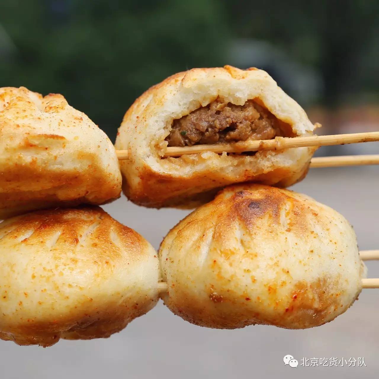 为了发挥羊肉本来的香味,大部分串串都不经腌制,烤的时候直接撒料,刷