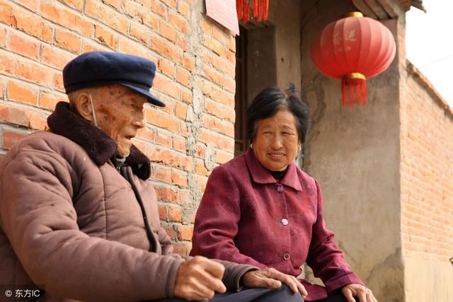 儿媳逼着公公娶寡妇,婚后还要钱要房,公公拿出