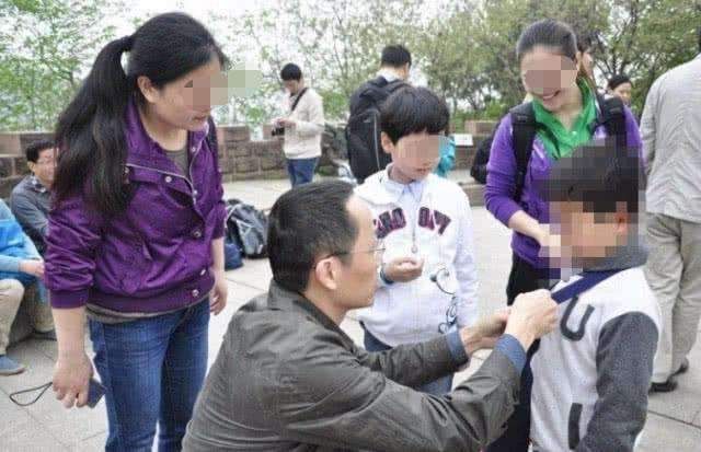 小学生穿上万元衣服上学被同学孤立!家长在家