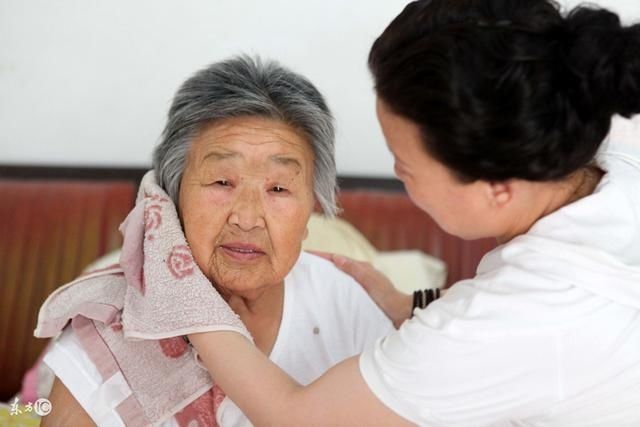 婚后经济AA,婆婆住院,老公却说媳妇照顾公婆是