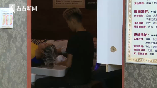 而对于店长的说法，小林并不认同，坚持当时店员按得很下面，在她提出不要摸后，更是直接伸到了里面。