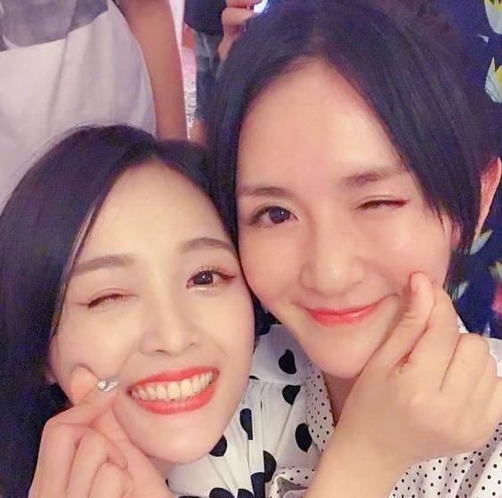 女明星合照,杨幂耍心机,吴宣仪蜜汁尬笑,谁都不