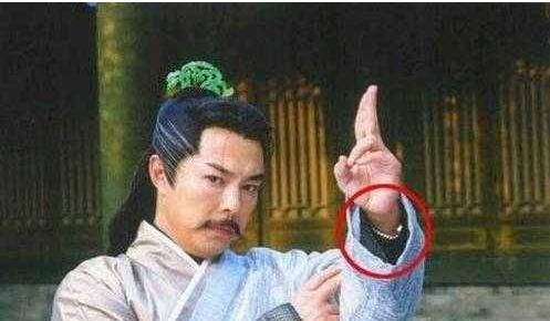 古装剧的穿帮镜头:有烟有隐形眼镜有手表有矿泉水