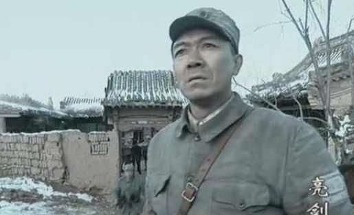 其实历史上真实的八路军，军服并不是灰色的，军服上透露了秘密