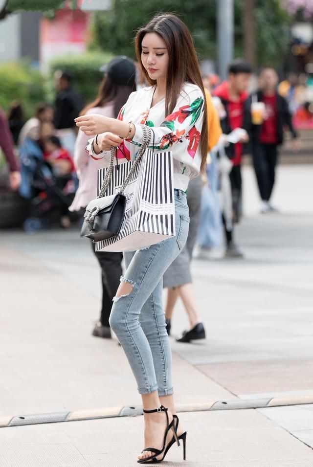 街拍:牛仔热裤+黑色吊带内衣,耳目一新的感觉