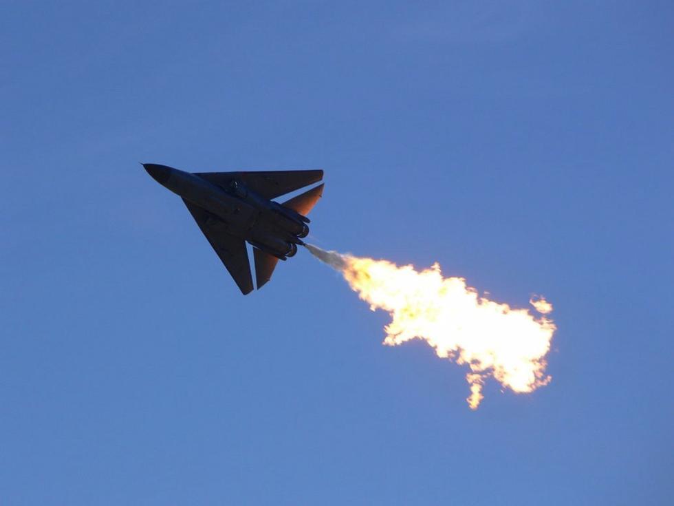 火烧屁股算什么?f-111空中大秀喷火绝技