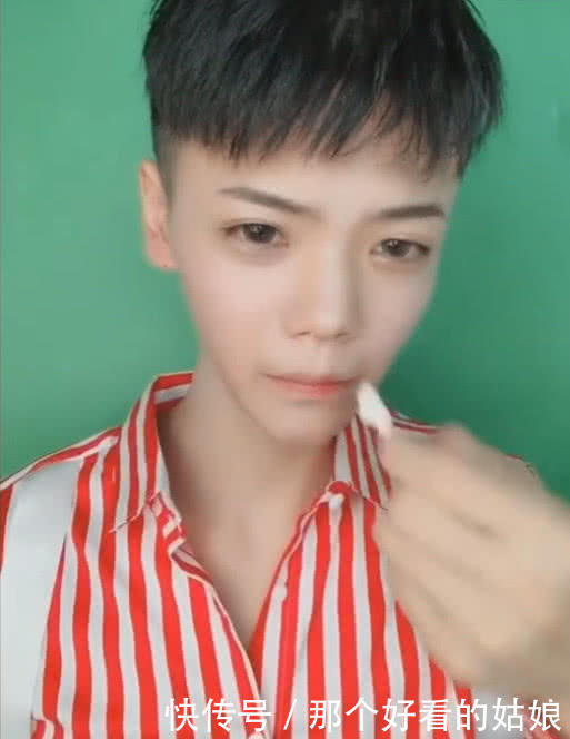 抖音最帅校草也卸妆了,去掉了各种美妆装备之