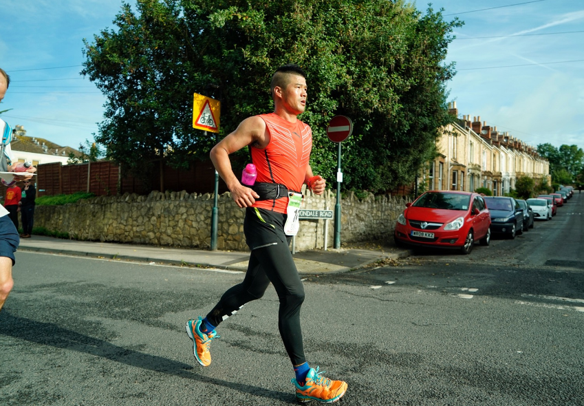 比赛开跑,陈盆滨与其他各国选手进行激烈角逐(图片来源:中国体育)