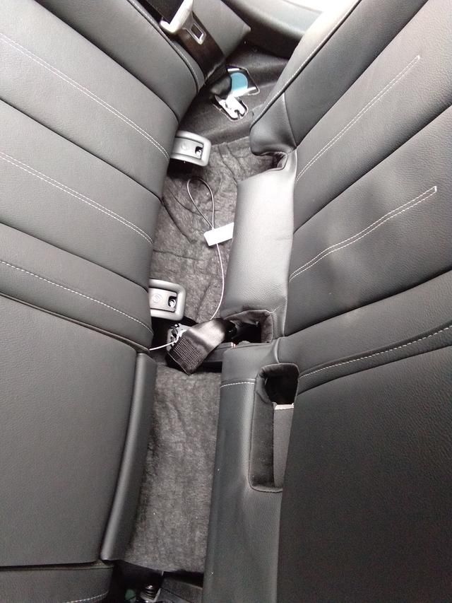 新款奥迪A6L座套安装。附带图片