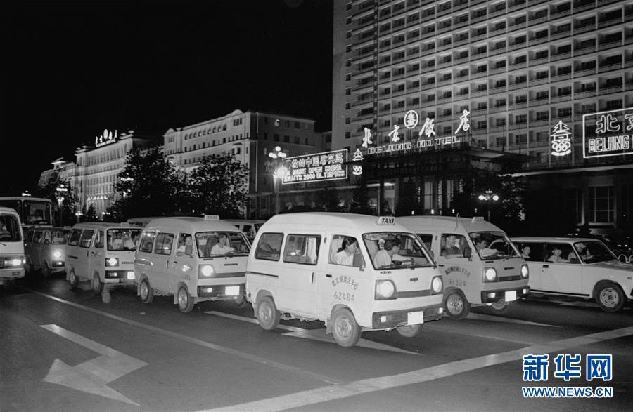 这是北京长安街上的“面的”（1993年摄）。“面的”是黄色微型面包出租车的简称，最早出现在上世纪80年代末的北京。
从上世纪80年代末开始出现的“面的”到如今的各种车型，从路上招手打车到手机软件叫车，互联网时代给人们带来了专车、顺风车等新型出租车出行模式。