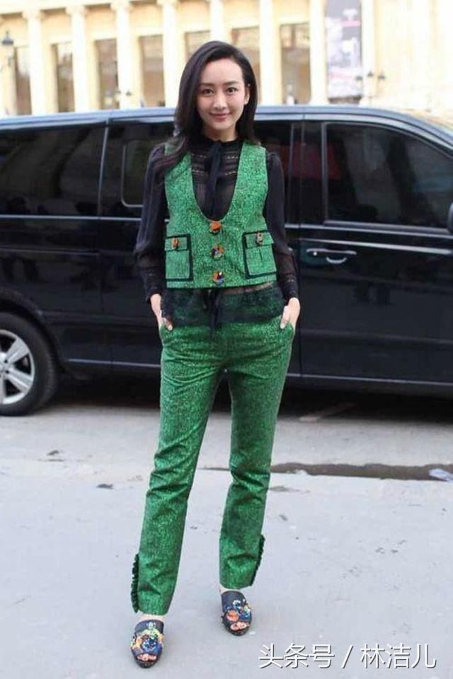 冤家路窄!杨幂王鸥机场又杠上了,同样的粉色s