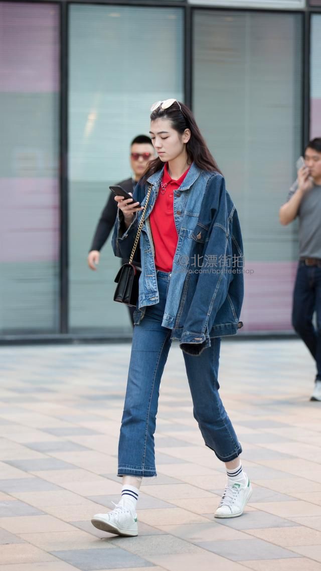 北京街拍:橙蓝褐拼接棉服搭配酷酷蓝牛仔裤,英