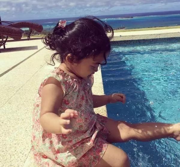 看了吴尊老婆出行打扮,终于知道连生三子的吴