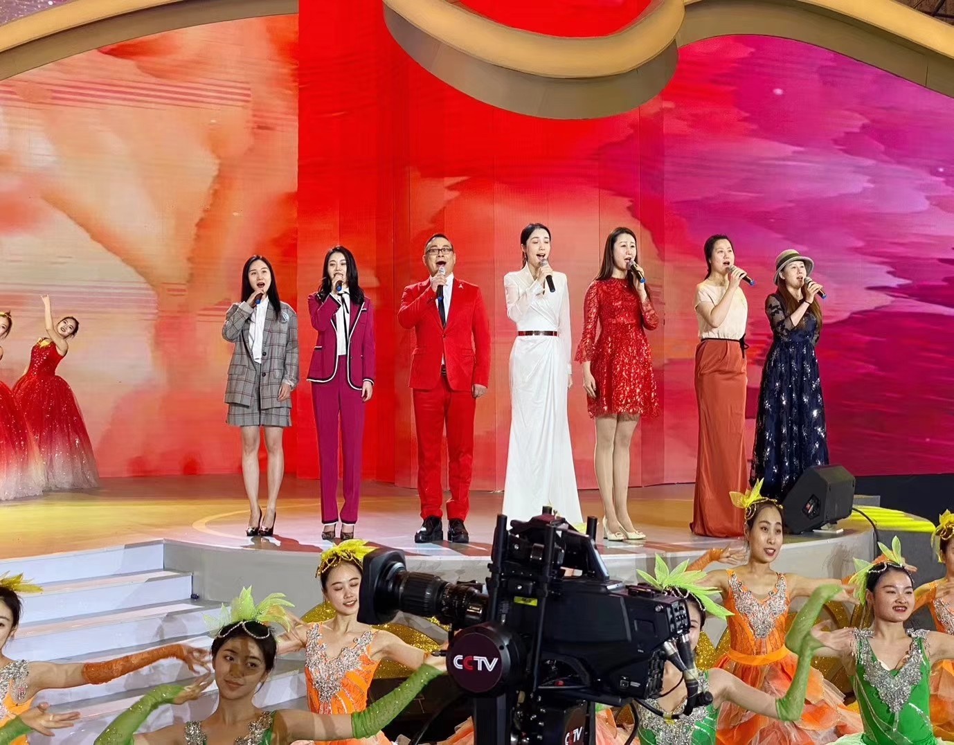百花迎春2020春节大联欢在京举行 胡启圣演唱《到人民中去》(图2) 百花迎春2020春节大联欢在京举行 胡启圣演唱《到人民中去》(图2)