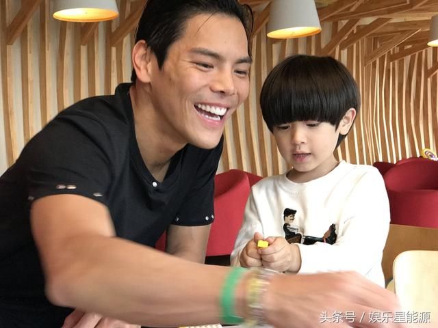 70岁向华强全家照曝光,两个儿子差距太大,大女