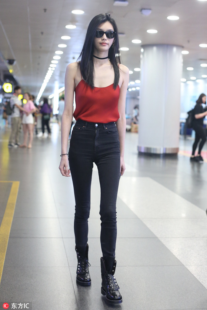 如今的奚梦瑶也是越来越敢穿了，红色的小吊带很是性感。