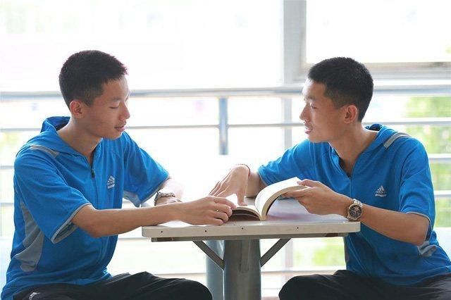 父亲让哥上大学弟弟复读,多年后哥拿50万,要买