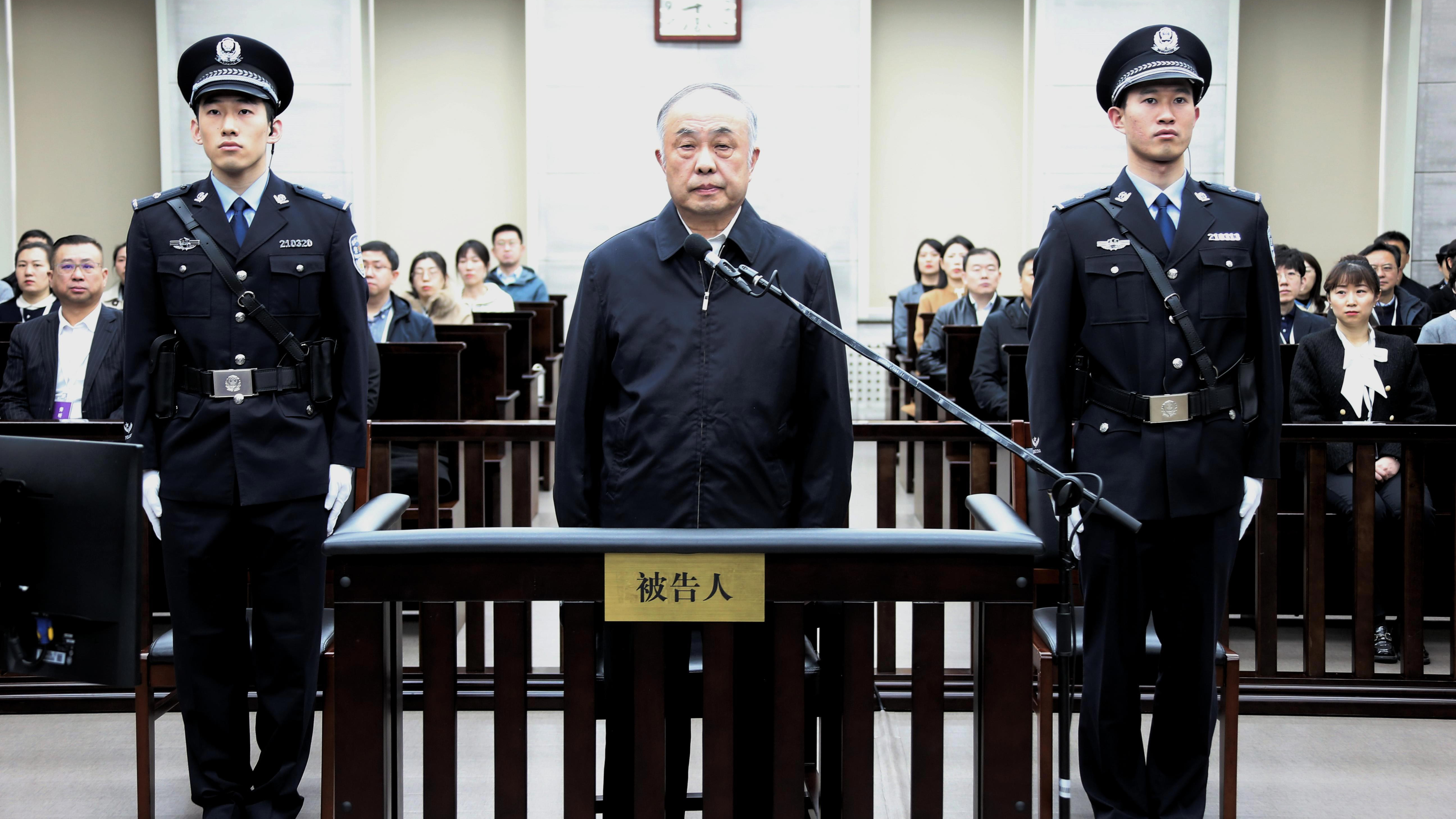 国家烟草专卖局原副局长何泽华受贿、利用影响力受贿案一审开庭 国家烟草专卖局原副局长何泽华受贿、利用影响力受贿案一审开庭