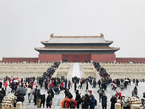 连续10天门票售罄 雪中故宫成情人节打卡胜地