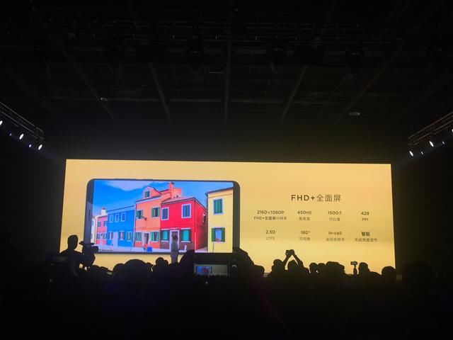 努比亚Z18mini发布:双面玻璃炫彩机身设计,后置