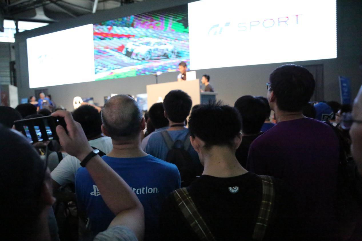 在吃完饭后,记者跟随马总一起回到了索尼PS的展台,在人群中记者又发现了一位“普通”的员工。