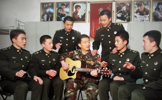 18岁入伍当军人,歌曲红过蔡国庆,低调内向却被