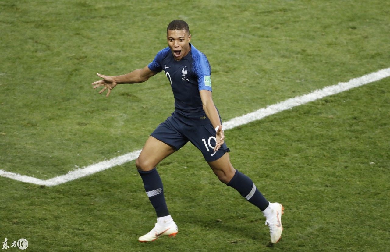 世界杯闹笑话,决赛闯进三个球迷!网友:白斩鸡这