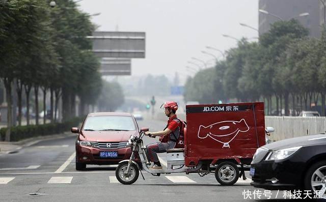 关于京东扣发快递员工资,快递小哥哭了:刘