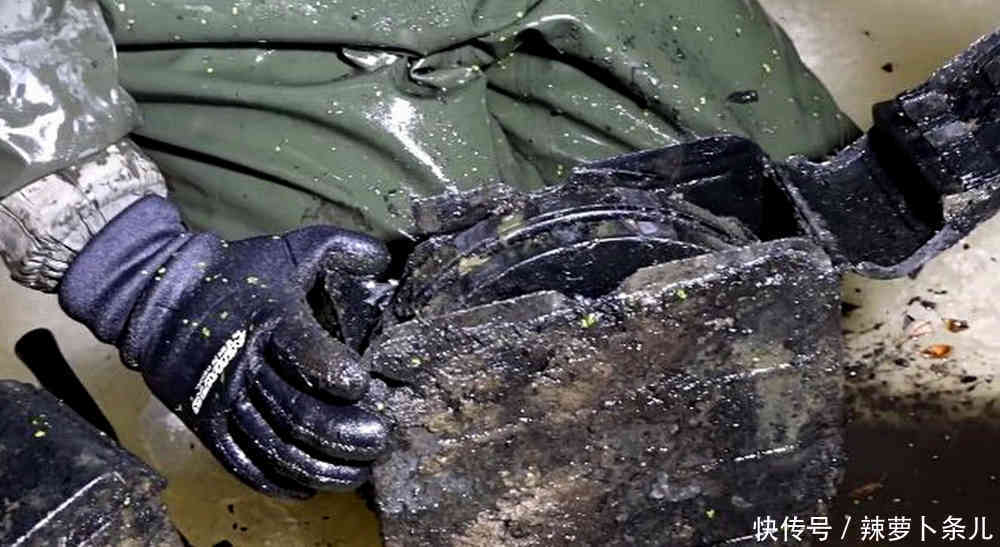 俄罗斯男子挖出二战残留的军事机密:打开箱子