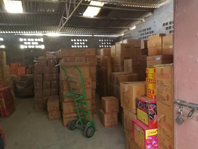 通海:男子为谋利益民房内非法储存烟花爆竹被