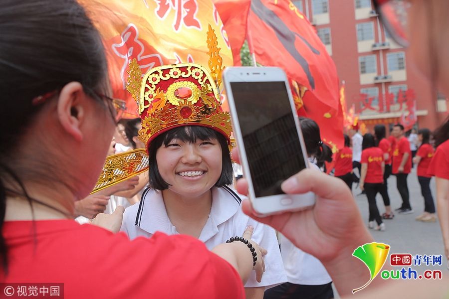 衡水老师扮成文曲星:高三老师头戴状元帽扮文曲星 助力高考 贷款 第3张-贝它财经 衡水老师扮成文曲星:高三老师头戴状元帽扮文曲星 助力高考 贷款 第3张