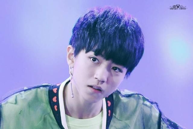 为何李冰冰李小鹏缅怀霍金受赞扬,而王俊凯就