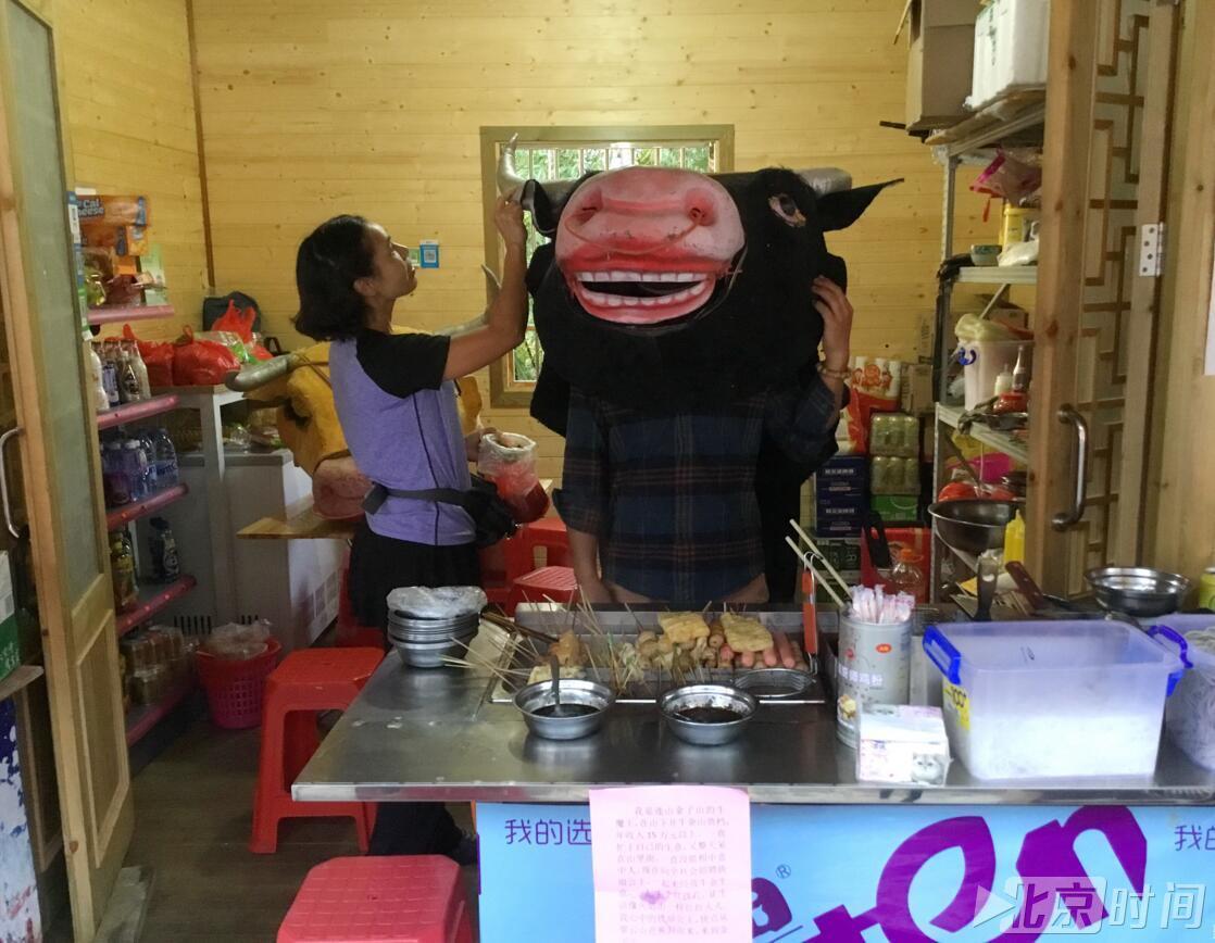 男子扮“牛魔王”征婚 年入15万求“铁扇公主” 男子扮“牛魔王”征婚 年入15万求“铁扇公主”