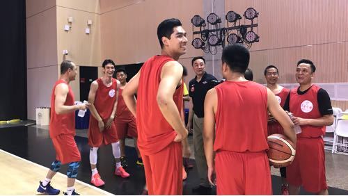 这场友谊赛厉害了，中国男篮界“双王”指导坐镇