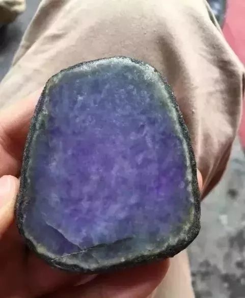 赌石造假!60万的紫罗兰翡翠赌石,切开后太可怕